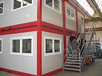 Containers superposés avec escalier extérieur